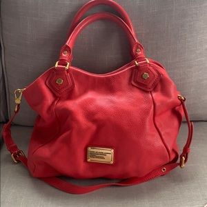 MARC BY MARC JACOBS Q RED/CORAL HANDLE CROSSBODY
